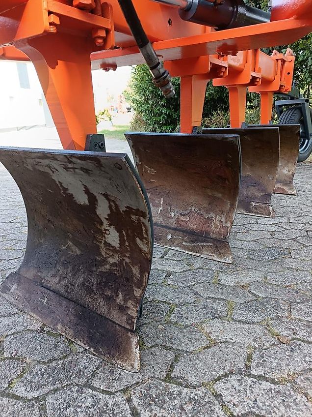 Howard Kein Lemken Schwenkpflug 4 scharig Howard SPS4 mit 180 cm Arbeitsbreite für Schlepper ab 80PS hydraulische Schnittbreitenverstellung rationeles Pflügen mit Hoher Flächenleistung ideal für Biobetriebe zur Beikrautbekämpfung mit 5 cm Schältiefe