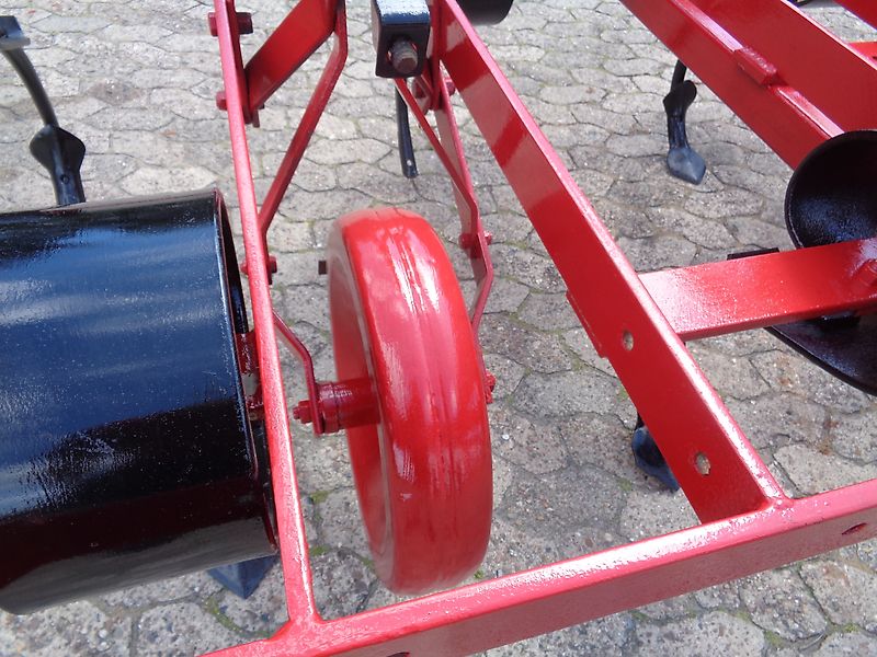 Kongskilde Kongskilde/Becker Kongskilde Vibro Flex Front Grubber&Heckgrubber 3m mit 9 Stielen an Grubberscharen 2Tützräder zur Optimalen Arbeitstiefeneinstellung