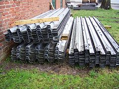Gebrauchte Leitplanken und Pfosten. Leitplanken