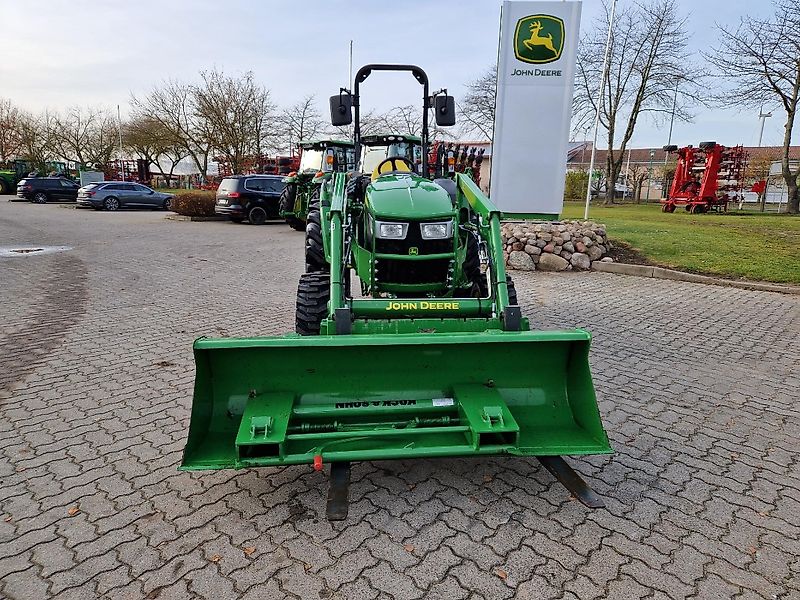 John Deere 4052M mit Frontlader