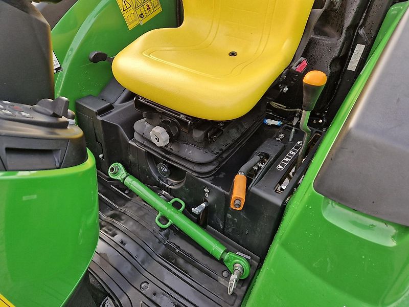 John Deere 4052M mit Frontlader