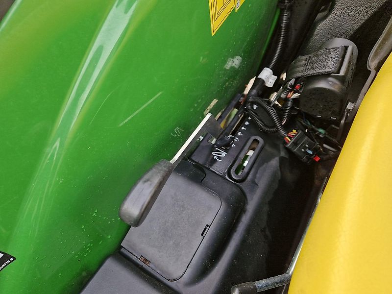 John Deere 4052M mit Frontlader
