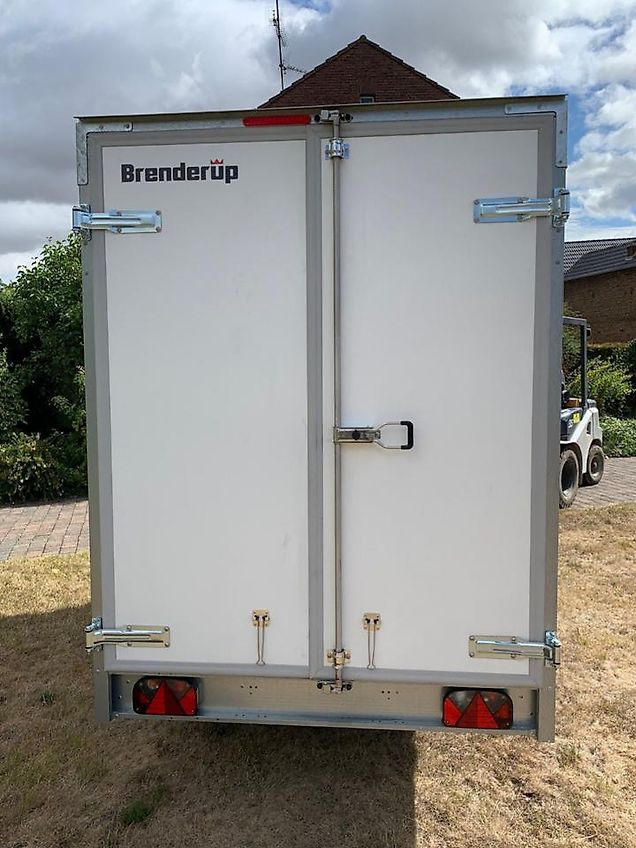 Brenderup Koffer Anhänger 1300 KG Türen neues Modell 300x155x185