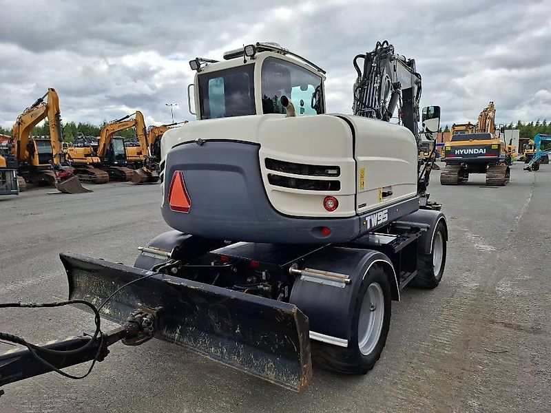 Schaeff TW95 / Engcon, Kärry, 2 kauhaa, Rasvari