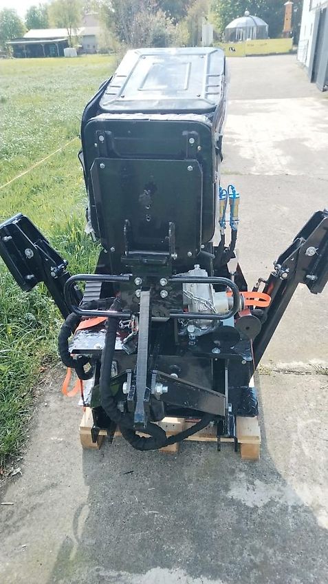Atlas Anbaubagger System Atlas Schlepperanbau in Dreipunkt mit seperatem Sitzplatz für optimalen Blick auf den Grabenlöffel Schwenkung rechts/links siehe auch Video in dieser Anzeige