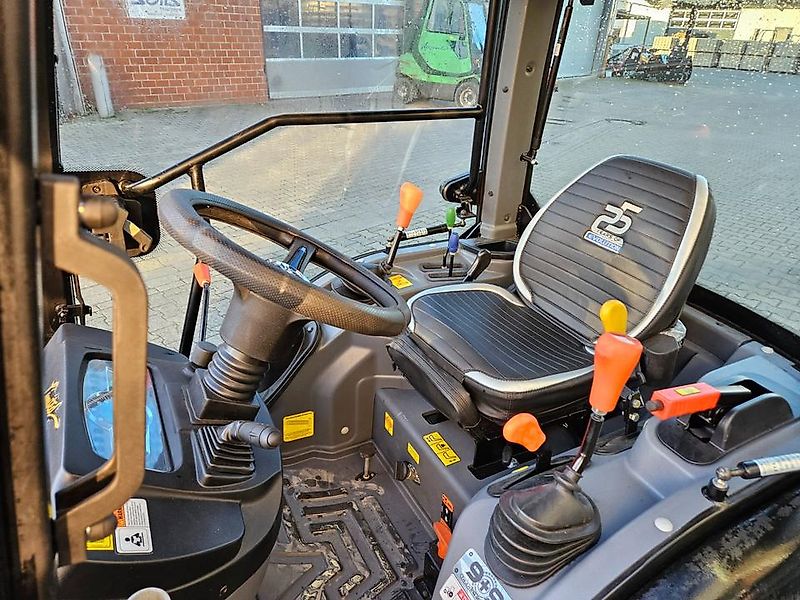 Solis 26 9+9 Panther, mit Kabine und Rasenbereifung Vorführmaschi