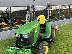 John Deere 3025E mit Yanmar Motor