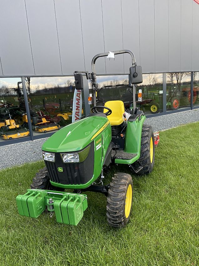 John Deere 3025E mit Yanmar Motor