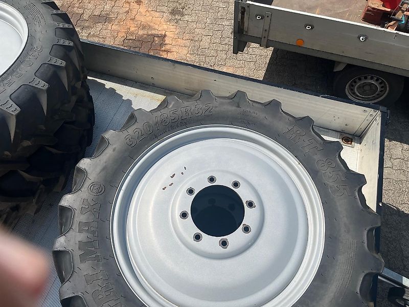 BKT 340/85-48 und 320/85-32