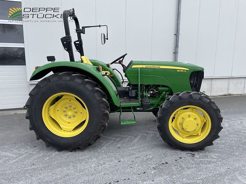 John Deere 5055E