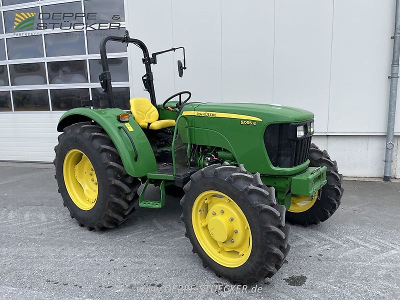 John Deere 5055E
