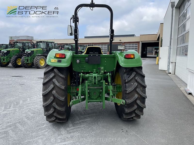 John Deere 5055E