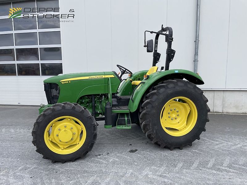 John Deere 5055E