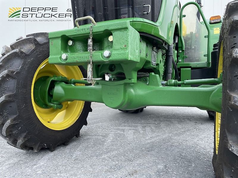 John Deere 5055E