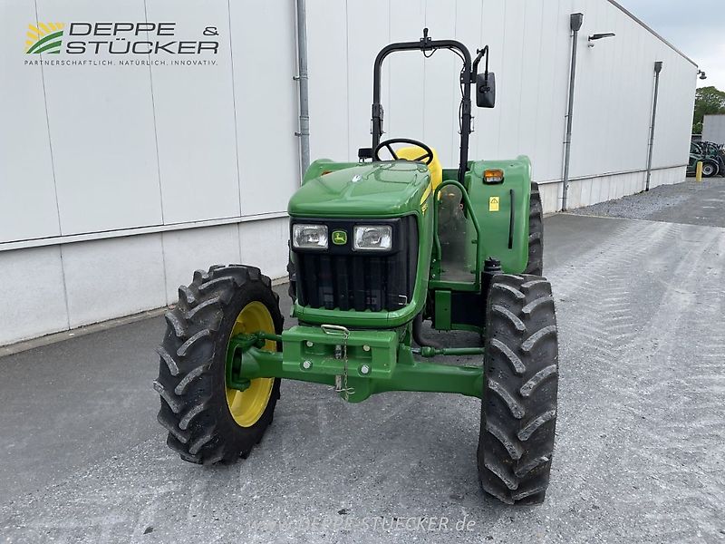 John Deere 5055E