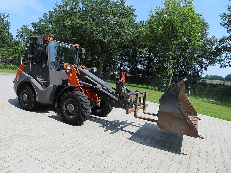 Hitachi ZW65 mit Schaufel+Palettengabel, erst 930 Stunden