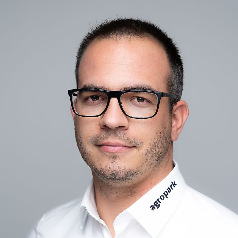 Persoană de contact Domnul Jeno Revesz